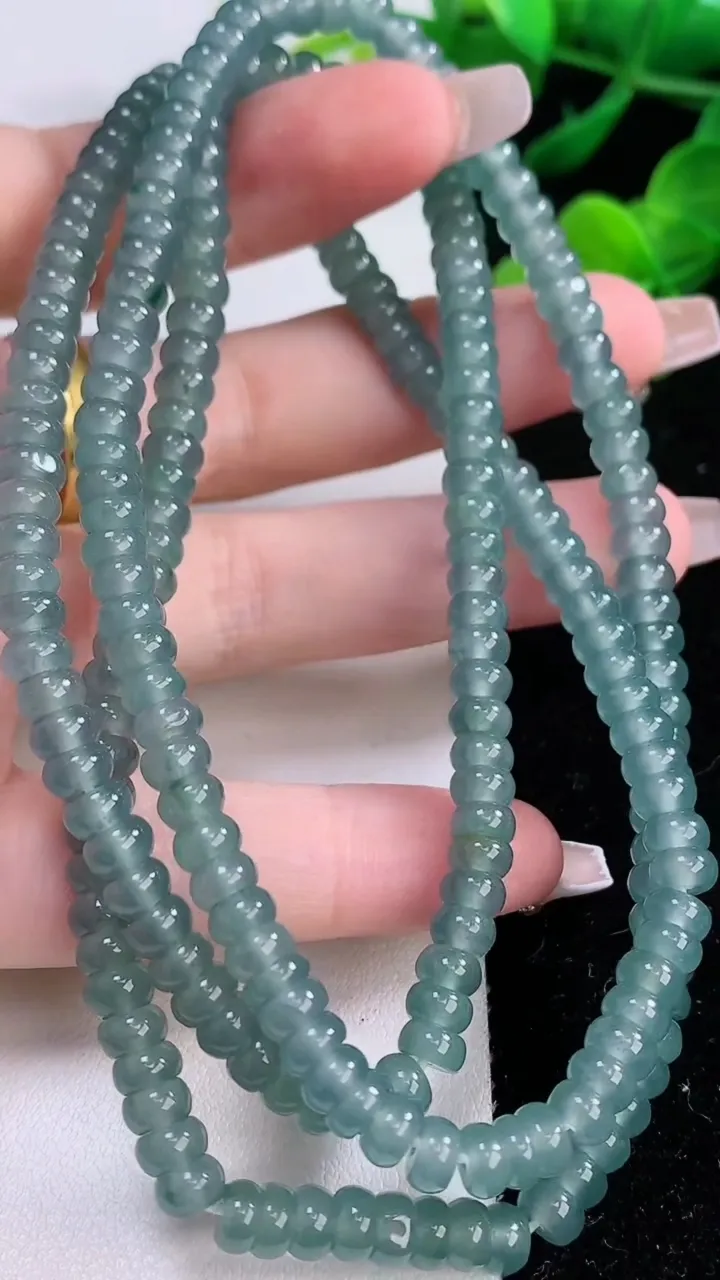 天然A货翡翠算盘珠项链，尺寸5.2-232颗，重:42.74g12月6日
工厂直销收藏佳品,种好水足，色泽均匀，有种有色，上手高大气！