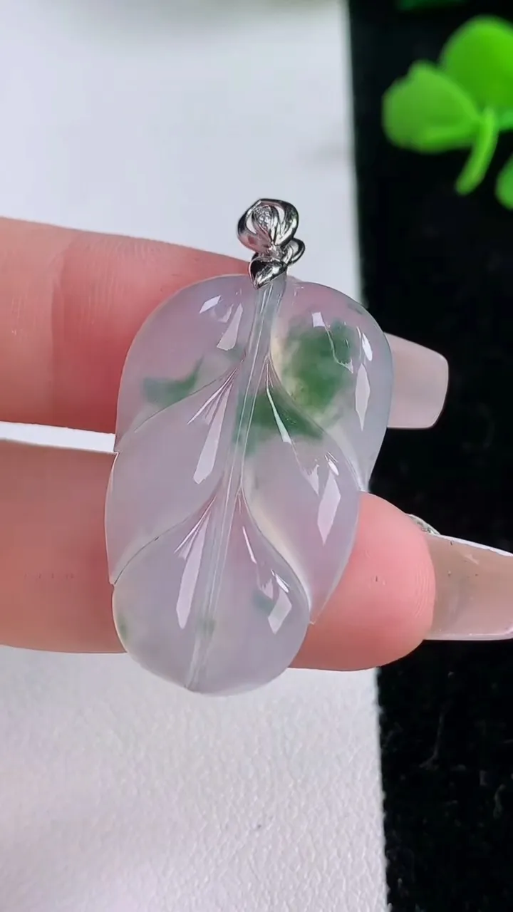 天然A货翡翠金枝玉叶 叶子吊坠，尺寸30.5-19.8-4.1，重:5.04g
12月6日
