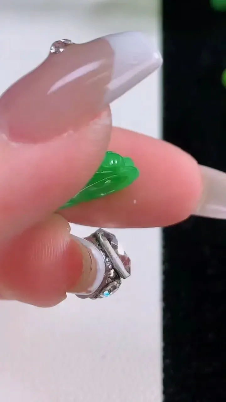 天然A货翡翠佛公吊坠，尺寸15.3-22-4.4，重量:2.34g
12月6日