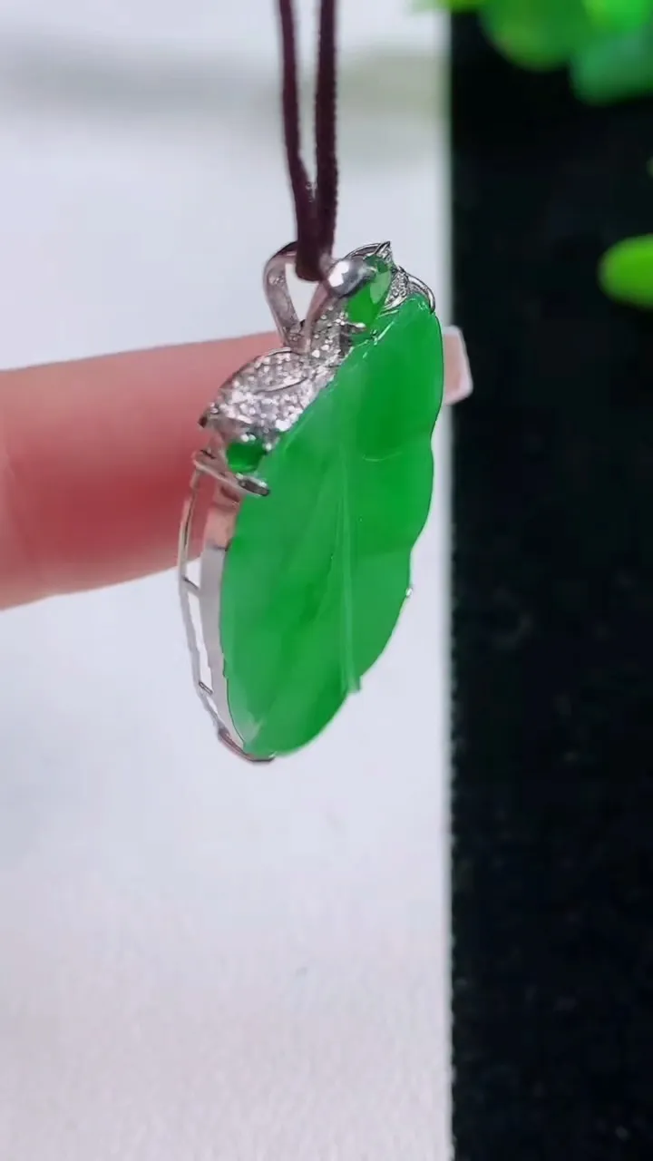 天然A货翡翠金枝玉叶 叶子吊坠，尺寸30.2-19.6-4.2，重量:8.26g
12月6日