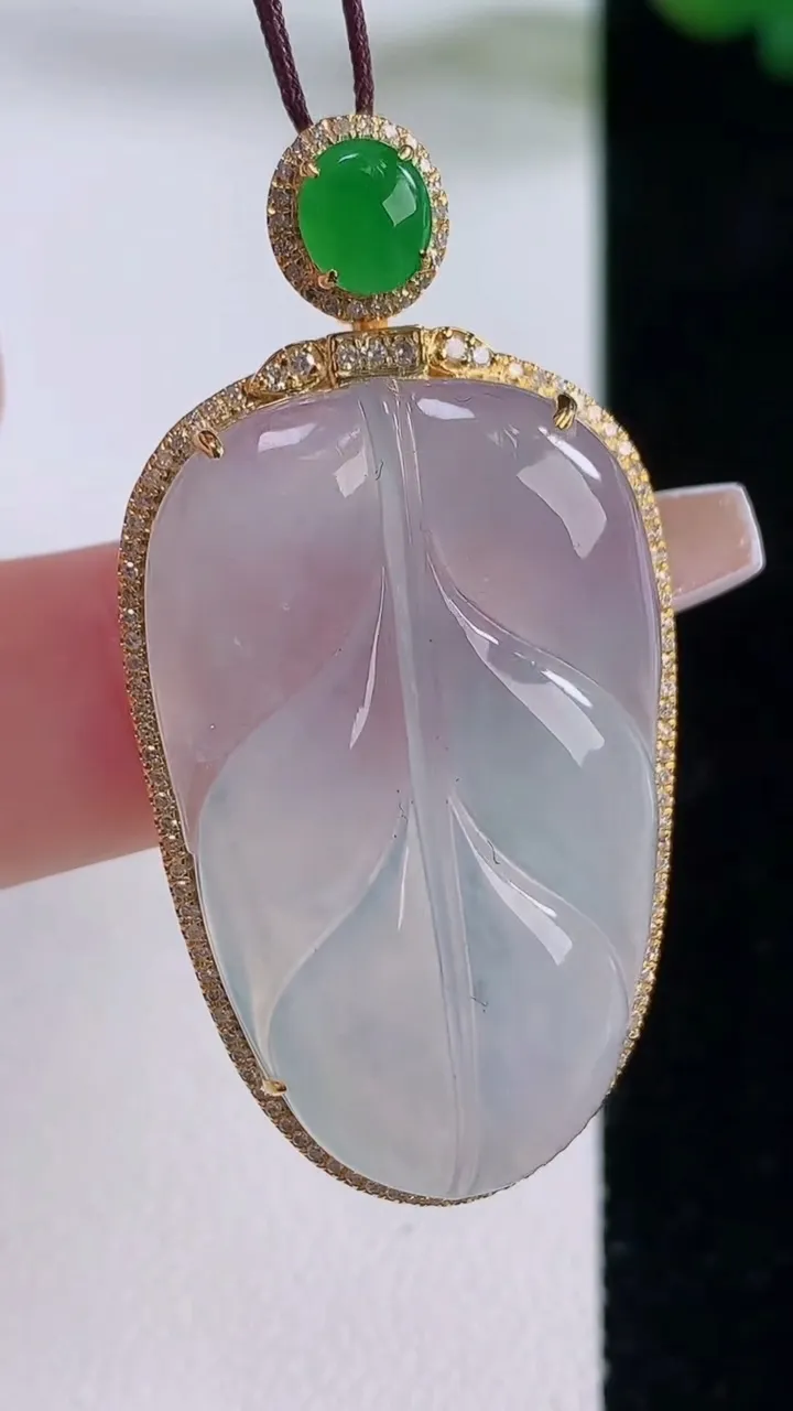 天然A货翡翠种白冰金枝玉叶 叶子吊坠，尺寸45.8-22.7-7.5，裸石33.2-20.5重量:8