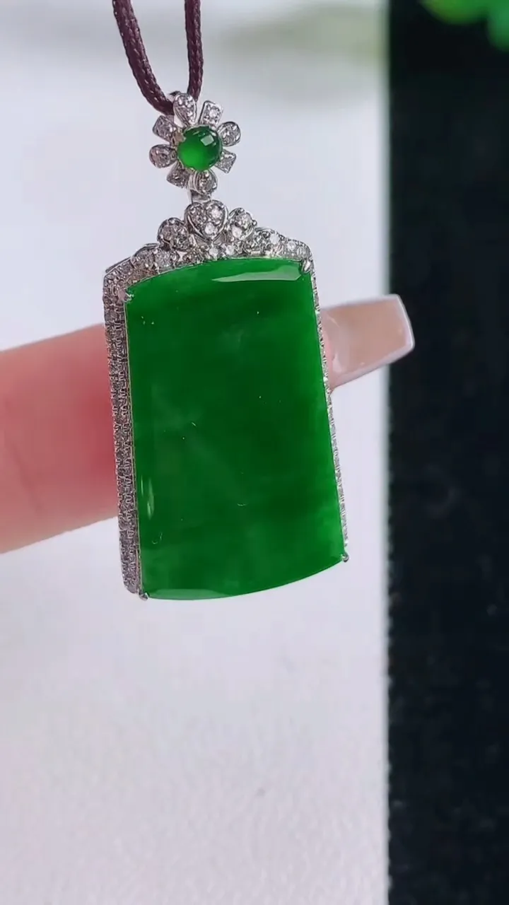 天然A货翡翠无事牌吊坠，尺寸33.4-15.3-4.4，裸石22.6-14重量:2.94g
12月6