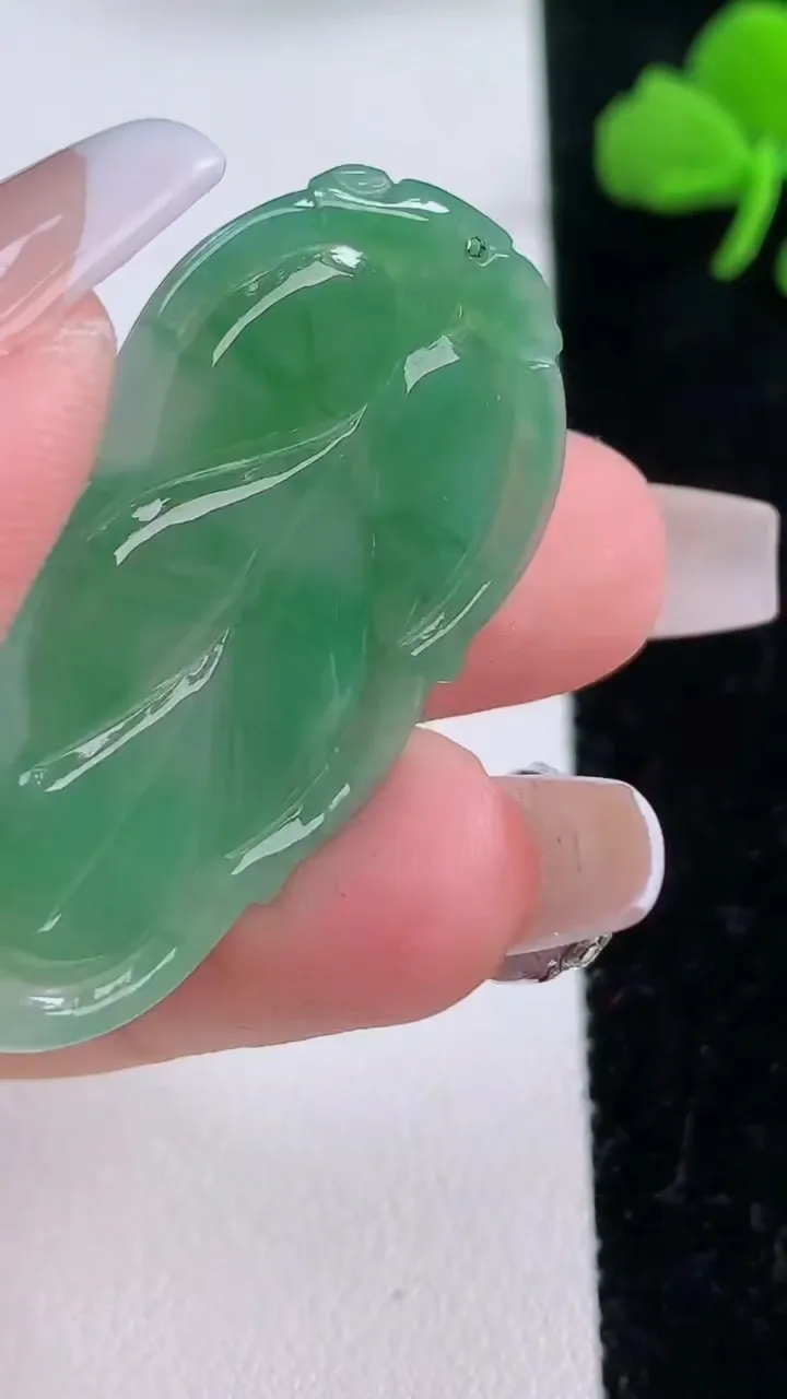 天然A货翡翠金枝玉叶 叶子吊坠，尺寸39.8-22.5-4.2，重:6.01g
12月6日