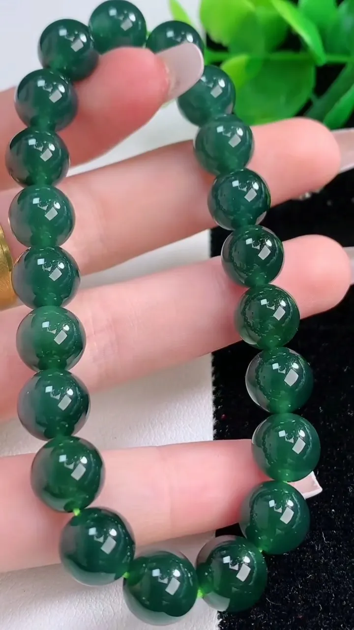 天然A货翡翠圆珠手串，尺寸9.6-21颗，重量:34.38g12月6日
工厂直销收藏佳品,种好水足，色泽均匀，有种有色，上手高大气！
