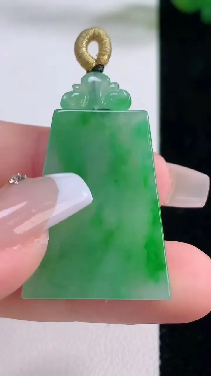 天然A货翡翠无事牌吊坠，尺寸30.7-23-2.7，重量:6.29g
12月6日