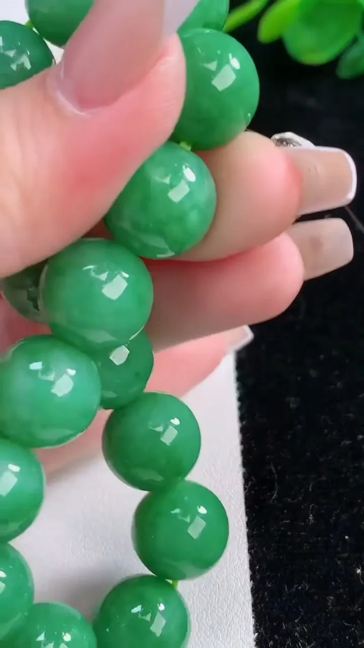天然A货翡翠圆珠手串，尺寸13.5-16颗，重:62.39g12月6日
工厂直销收藏佳品,种好水足，色泽均匀，有种有色，上手高大气！