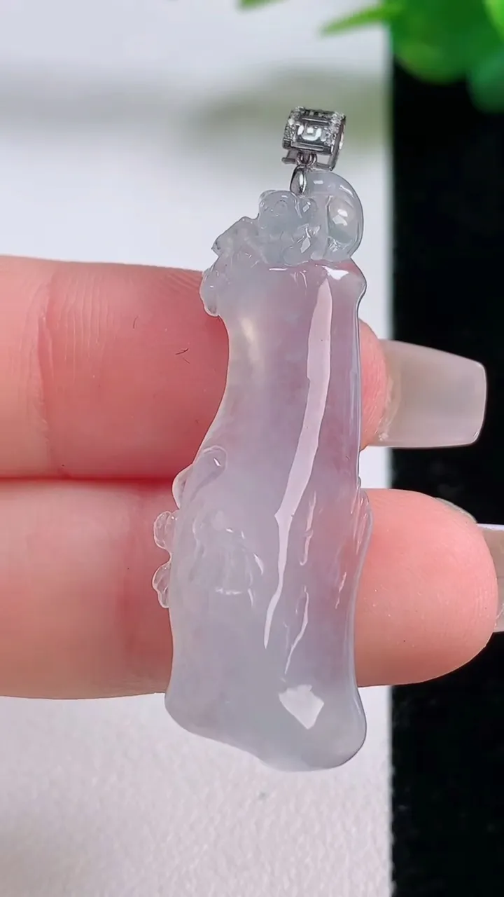 天然A货翡翠种白冰节节高升 竹节吊坠，尺寸37.4-11.7-6，重量:5.26g
12月6日