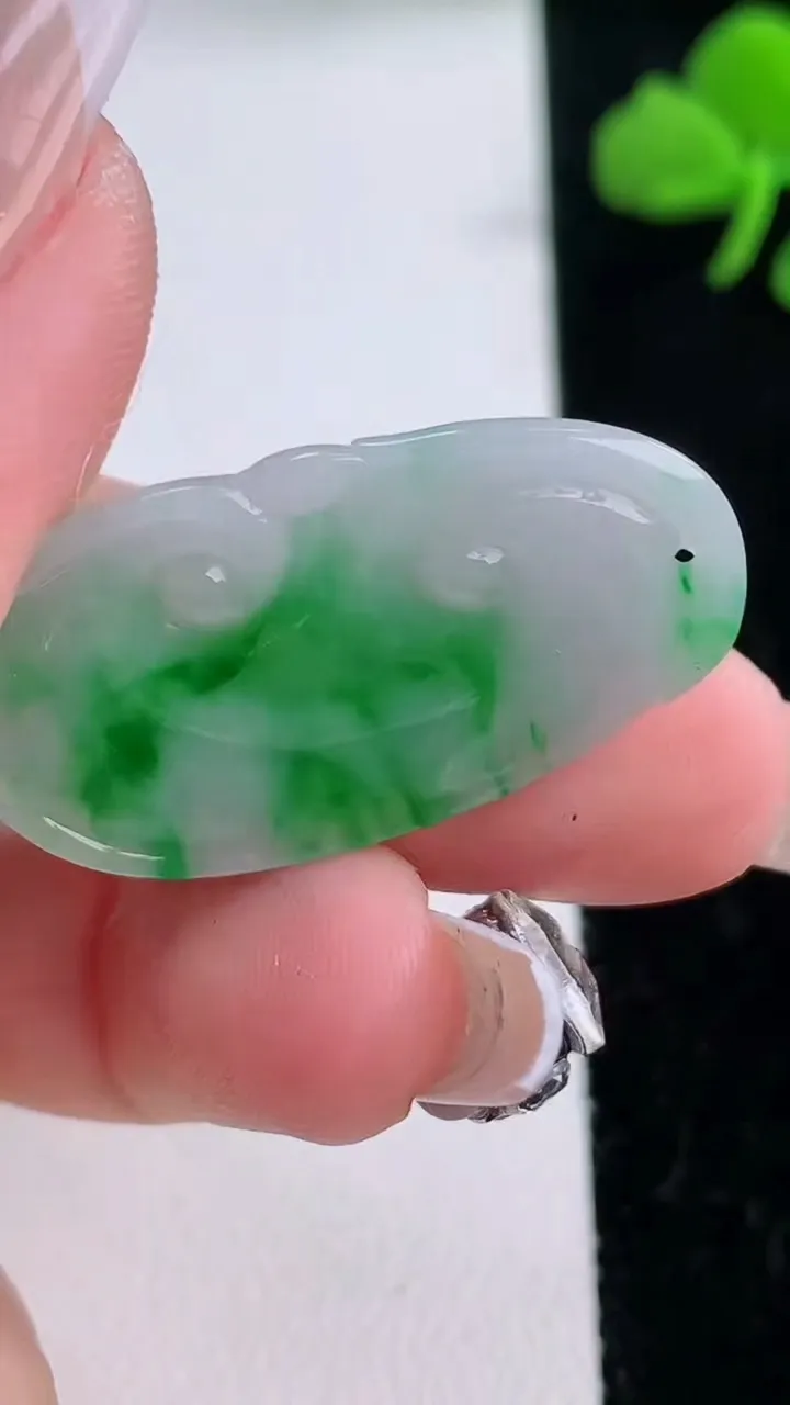 天然A货翡翠如意吊坠，尺寸33.4-18-3，重:3.76g
12月6日