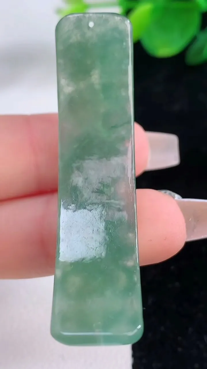 天然A货翡翠貔貅手牌，尺寸52.5-12.5-7.7，重量:11.97g
12月6日