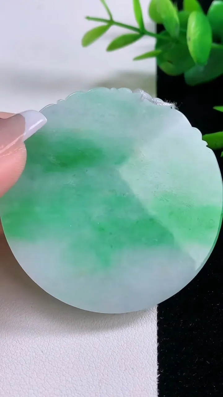 天然A货翡翠龙牌吊坠，尺寸54.5-6.5，重量:45.70g
12月6日