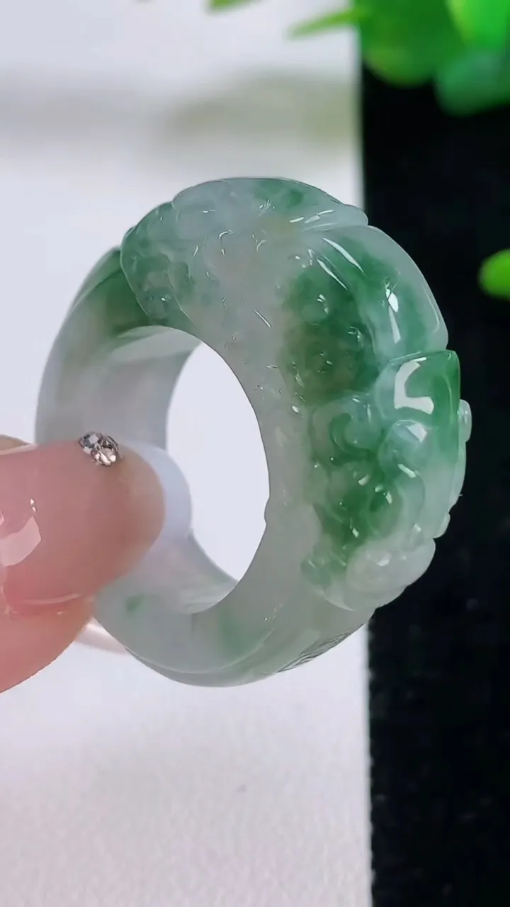 天然A货翡翠冰种飘花貔貅指环扳指，尺寸19.4-9.3-11.2，重量:16.85g2025年12月6日
工厂直销收藏佳品,种好水足，色泽均匀，有种有色，上手高大气！