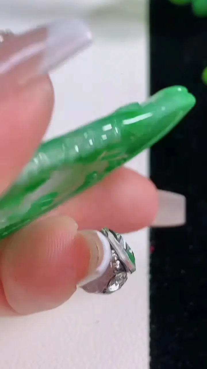 天然A货翡翠和和美美 呱呱来财吊坠，尺寸50.2-31.6-4.8，重量:18.81g
12月6日