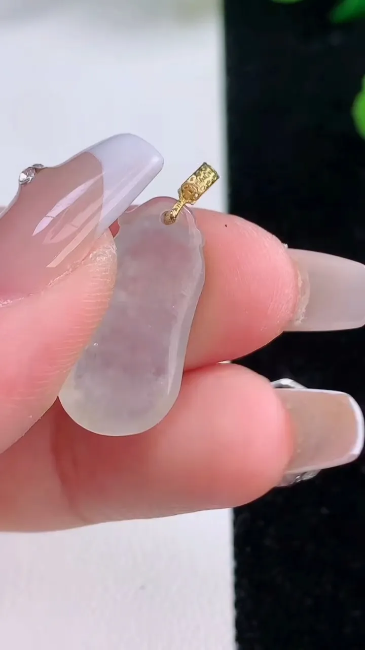 天然A货翡翠种白冰福瓜吊坠，尺寸21.7-11-5.3，重:2.26g
12月6日