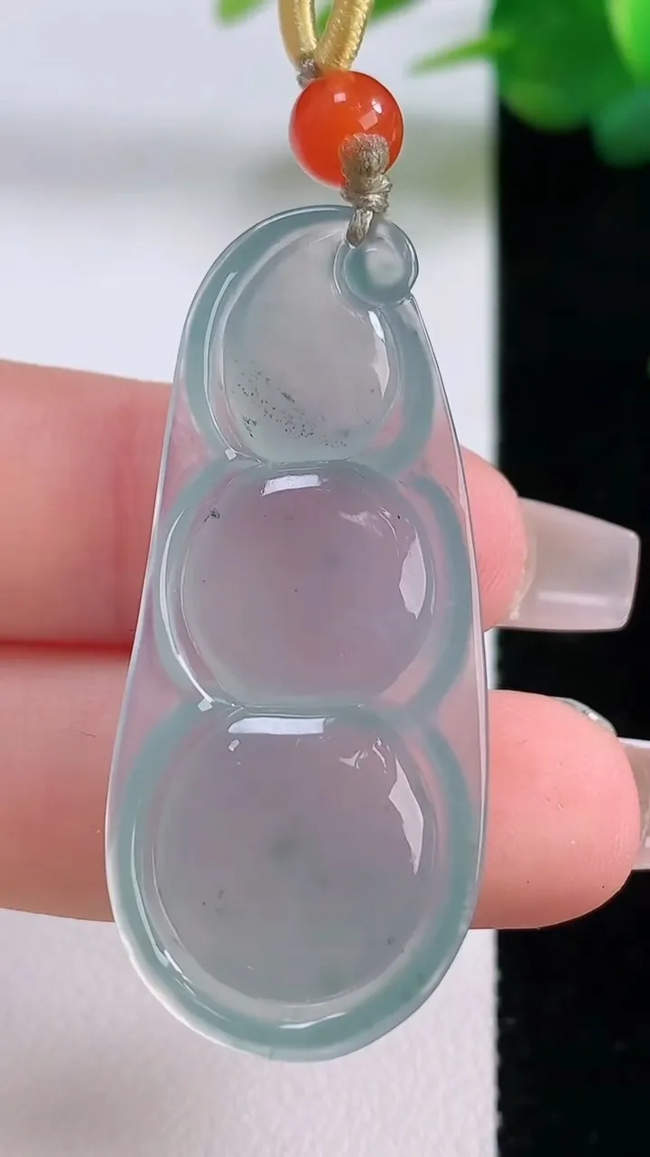天然A货翡翠冰种飘花福豆吊坠，尺寸43.4-19-5.9，重量:8.47g
12月6日