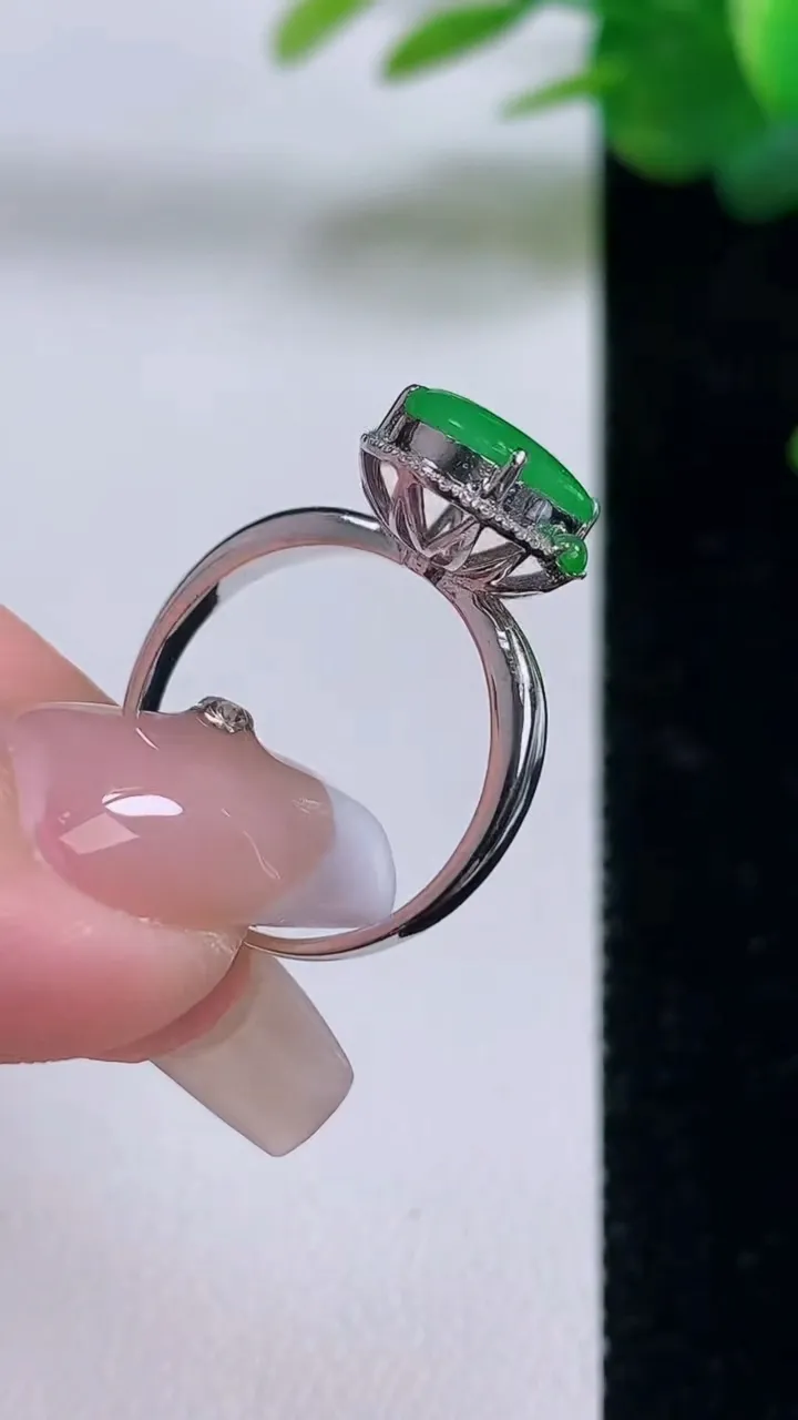 天然A货翡翠蛋面戒指，尺寸17.5-11.5-7.8-7.5，重量:4.30g2025年12月6日
工厂直销收藏佳品,种好水足，色泽均匀，有种有色，上手高大气！