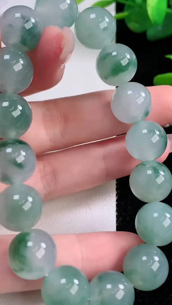 天然A货翡翠种飘花圆珠手串，尺寸12.5-16颗，重量:54.17g12月6日
工厂直销收藏佳品,种