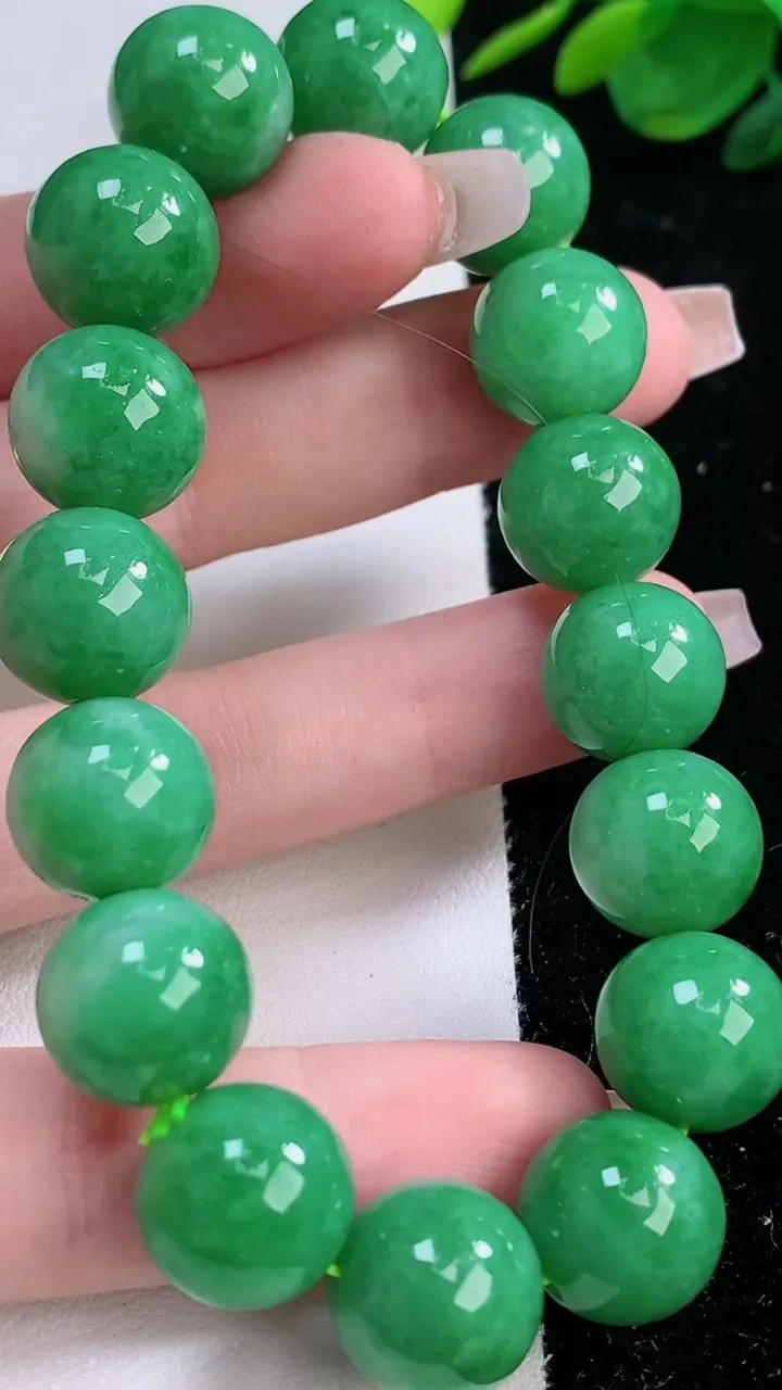 天然A货翡翠圆珠手串，尺寸13.5-16颗，重:62.39g12月6日
工厂直销收藏佳品,种好水足，