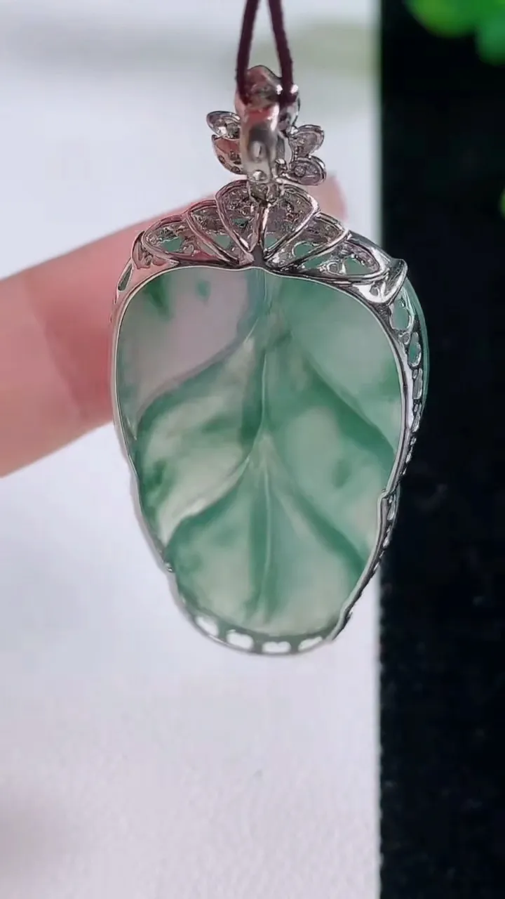 天然A货翡翠种飘花金枝玉叶 叶子吊坠，尺寸50.6-40-21.7-6.5，重量:8.39g
12月6日