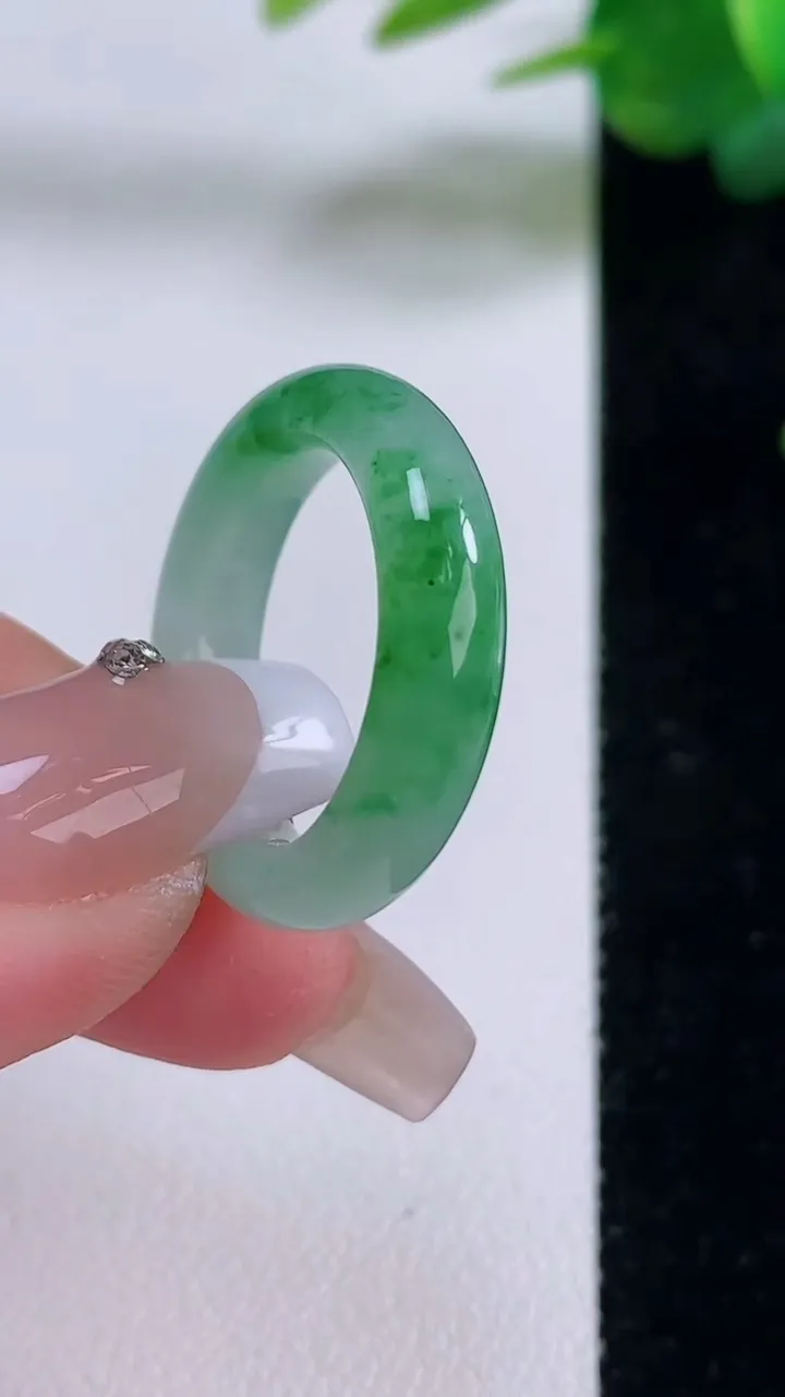 天然A货翡翠指环戒指，尺寸17.7-5-3.3，重量:3.84g2025年12月6日
工厂直销收藏佳品,种好水足，色泽均匀，有种有色，上手高大气！