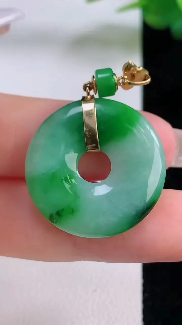 天然A货翡翠平安环吊坠，尺寸24.6-4.3，重量:6.12g
12月6日