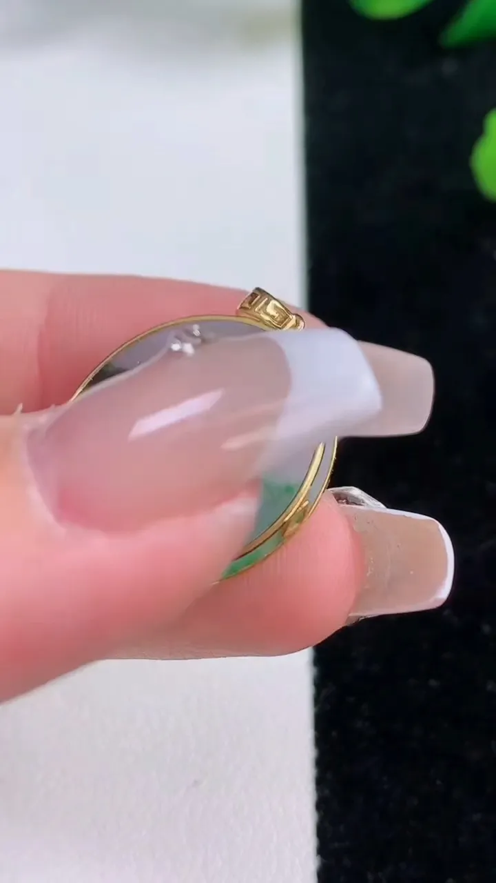 天然A货翡翠无事牌吊坠，尺寸21.2-2.2，重:2.75g
12月6日