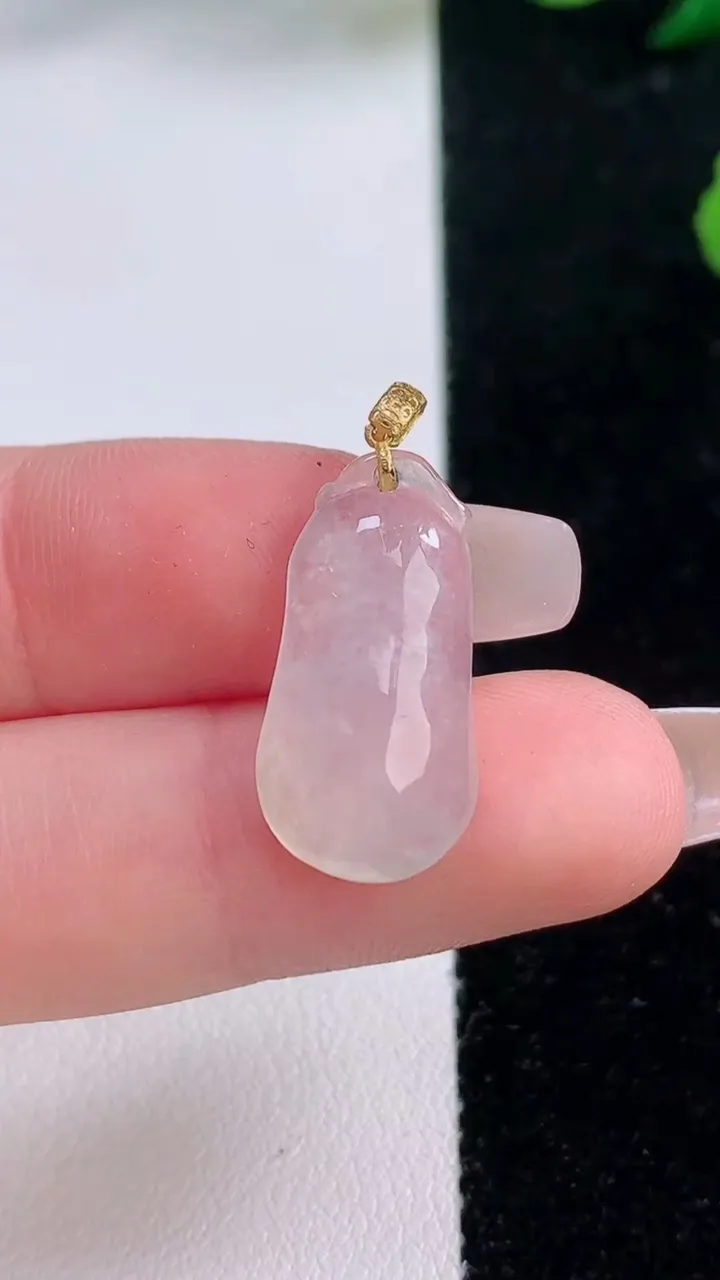 天然A货翡翠种白冰福瓜吊坠，尺寸21.7-11-5.3，重:2.26g
12月6日