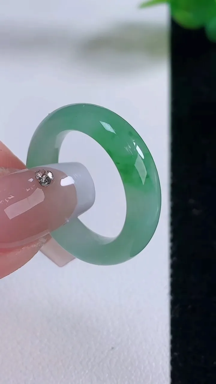 天然A货翡翠指环戒指，尺寸17.7-5.4-3.4，重量:4.27g2025年12月6日
工厂直销收藏佳品,种好水足，色泽均匀，有种有色，上手高大气！