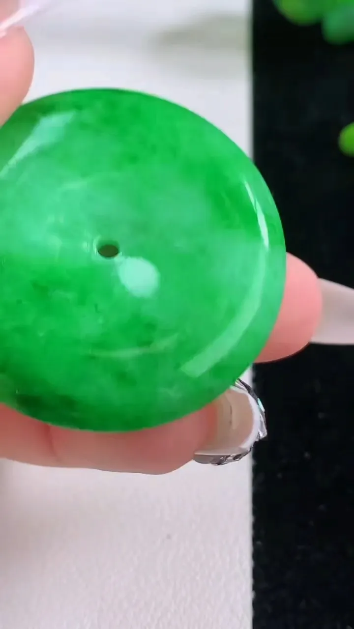 天然A货翡翠平安扣吊坠，尺寸37-5.4，重量:15.89g
12月6日