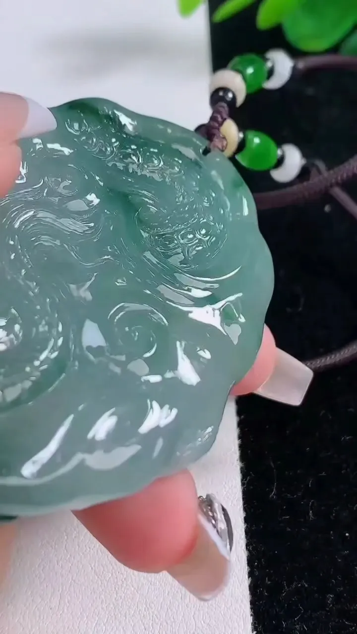 天然A货翡翠种飘花龙牌吊坠，尺寸67.5-50.8-12.2，重:75.65g
12月6日