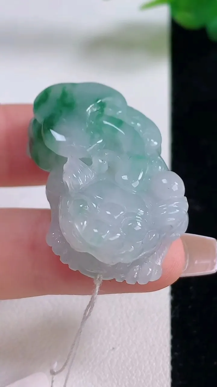 天然A货翡翠飘花貔貅吊坠，尺寸37.2-22.4-12，重量:21.35g
12月6日