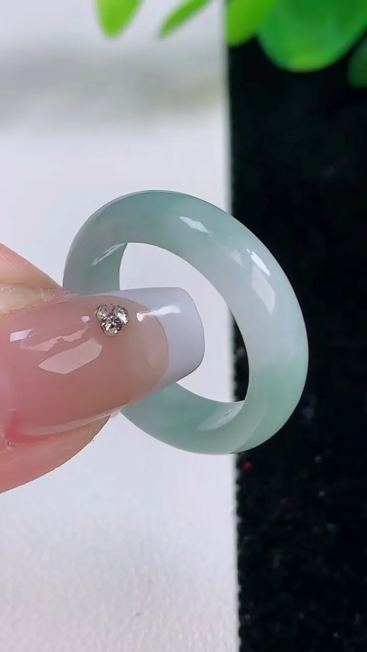 天然A货翡翠飘花指环戒指，尺寸18-5.7-2.9，重量:3.72g2025年12月6日
工厂直销收藏佳品,种好水足，色泽均匀，有种有色，上手高大气！