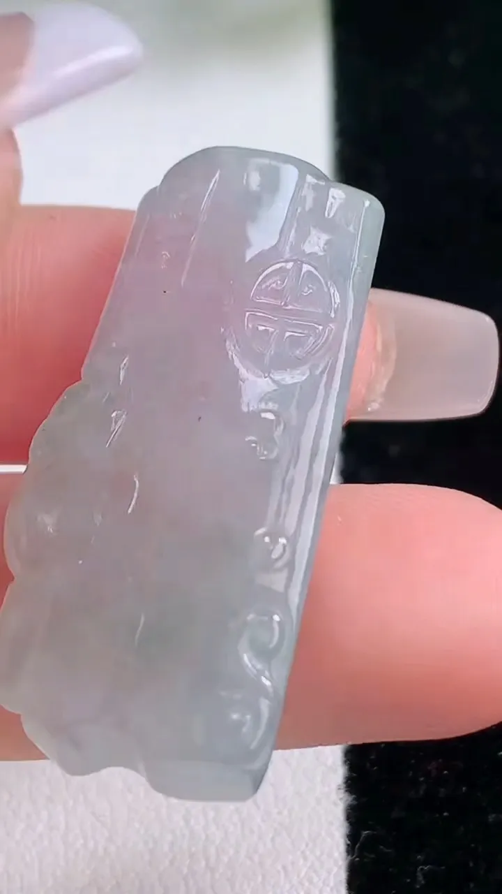 天然A货翡翠冰种飘花复古龙牌吊坠，尺寸34.7-16-4.8，重量:7.27g
12月6日