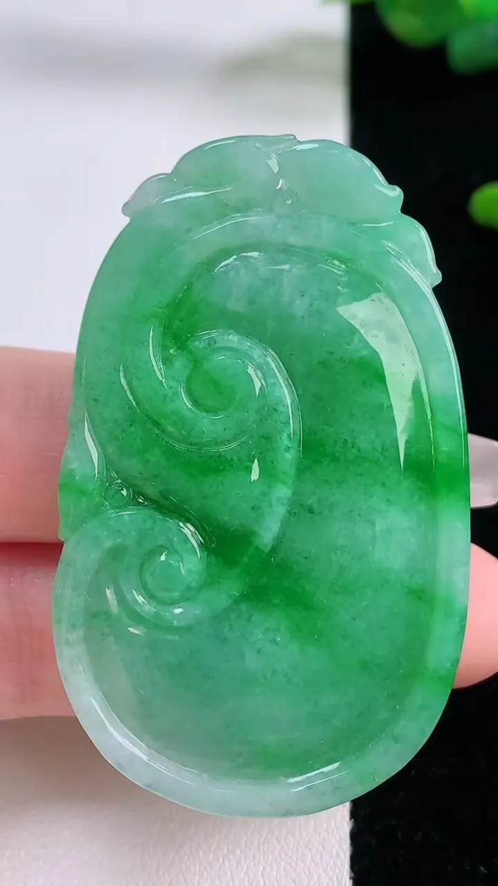 天然A货翡翠如意吊坠，尺寸53.4-32.7-7.5，重量:29.28g
12月6日