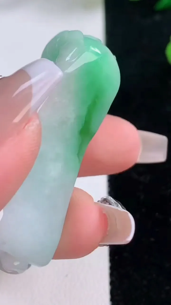 天然A货翡翠貔貅手牌，尺寸48.2-13.6-16.6，重:22.46g
12月6日