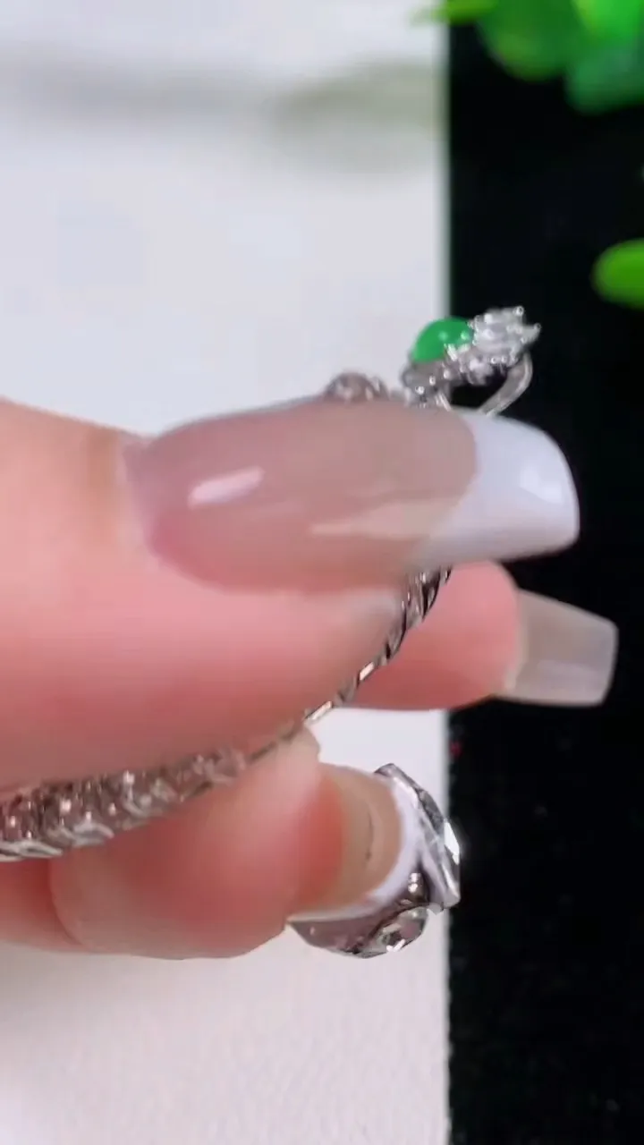 天然A货翡翠无事牌吊坠，尺寸50-36.6-8.5，裸石32.6重量:17.25g
12月6日