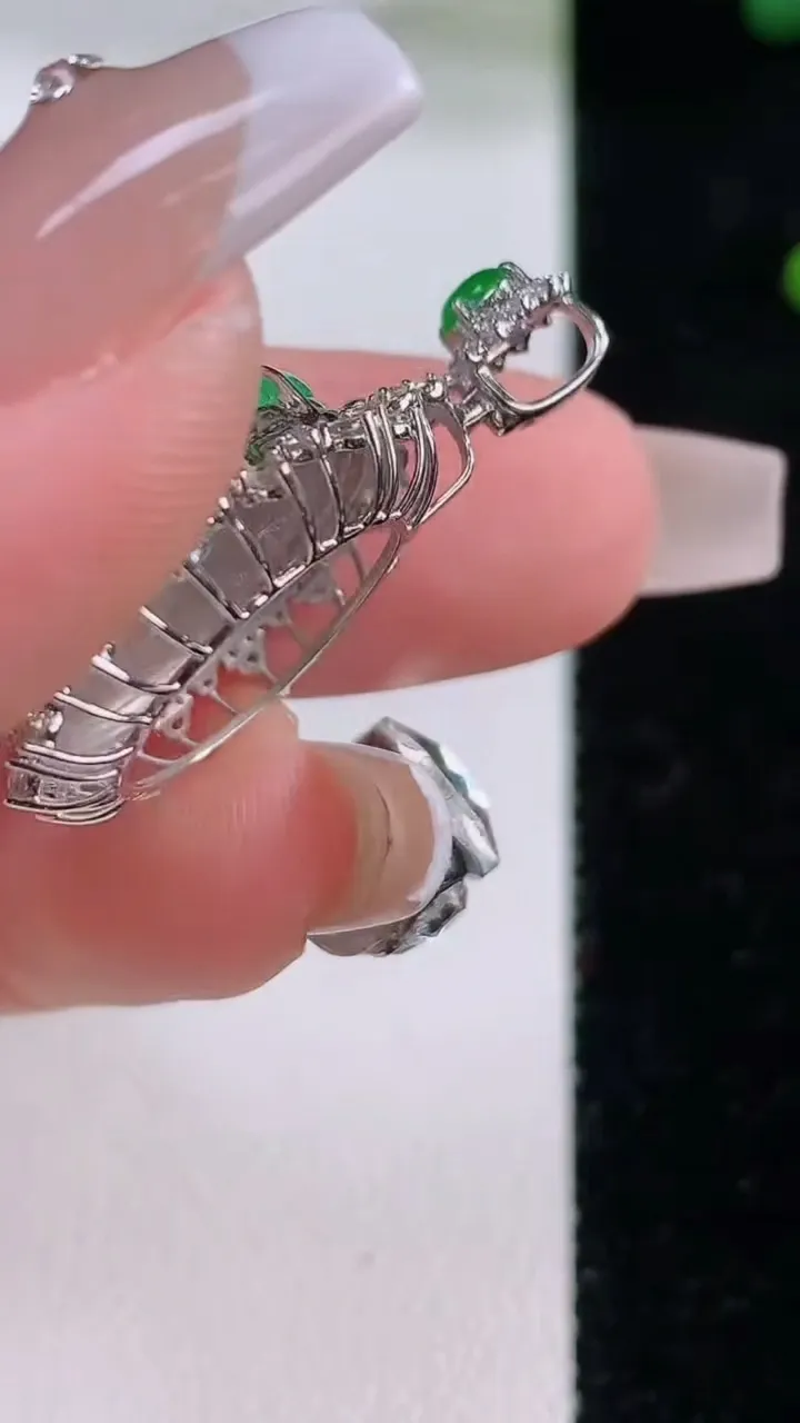 天然A货翡翠平安扣吊坠，尺寸30-20.8-8.7，裸石16重量:5.07g
12月6日