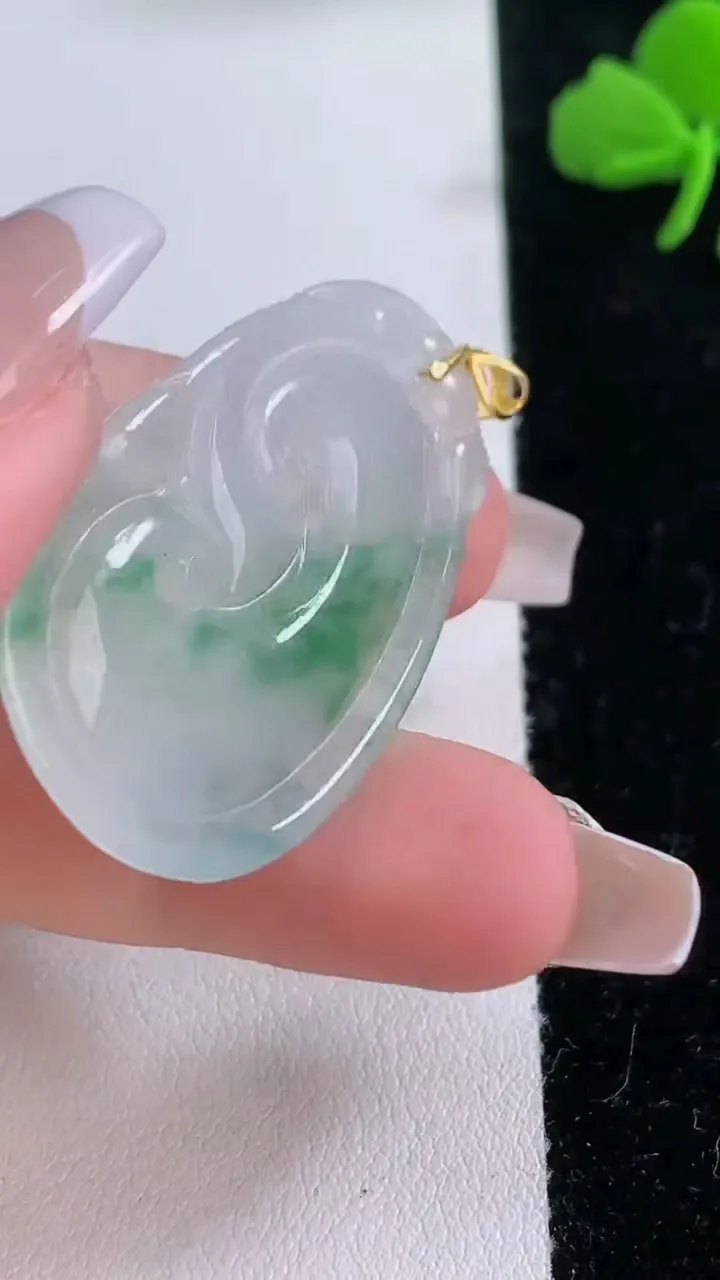 天然A货翡翠如意吊坠，尺寸46.5-24.6-3.7，重:6.66g
12月6日