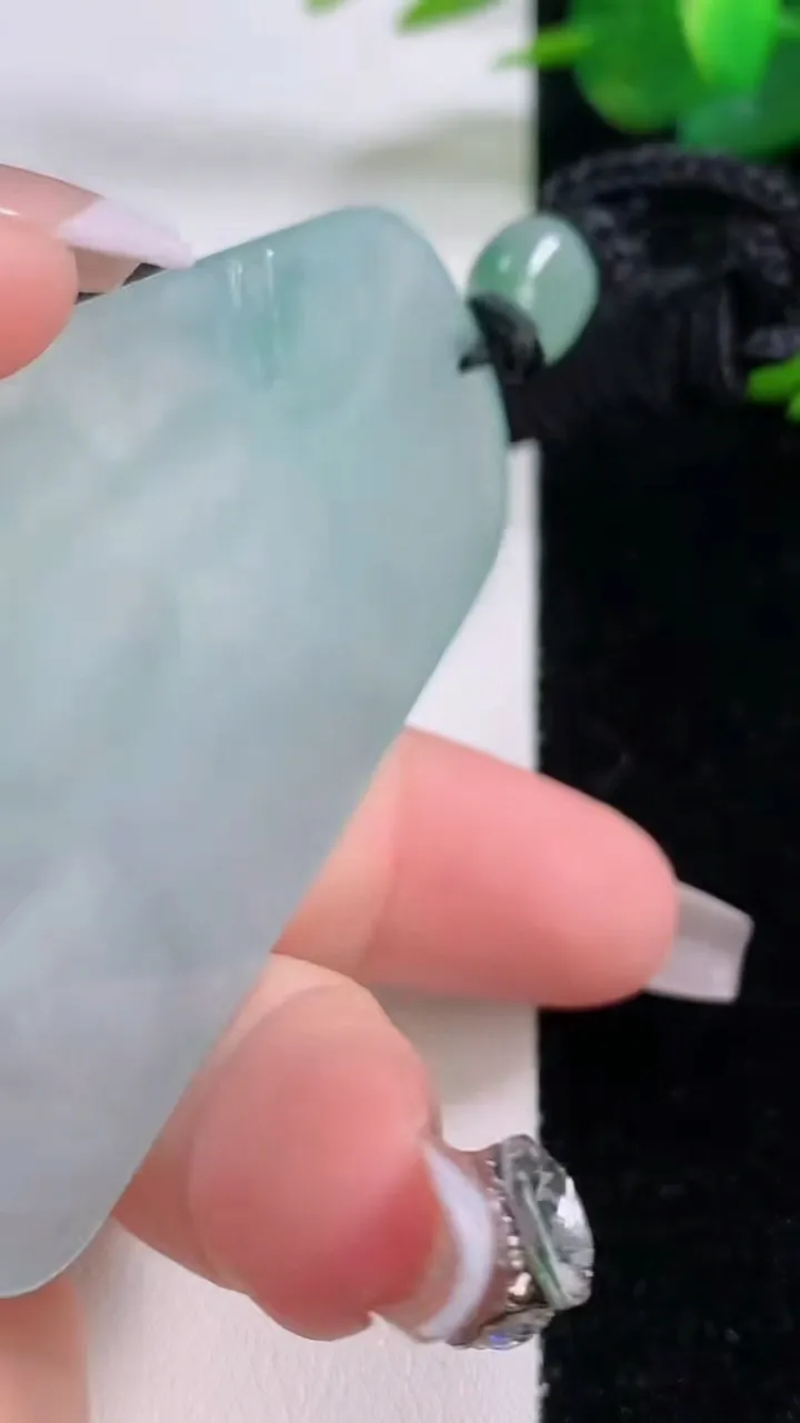 天然A货翡翠大日如来吊坠，尺寸66.7-43.4-6，重量:40.44g
12月6日