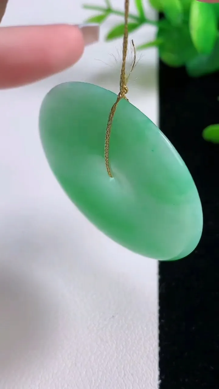 天然A货翡翠平安扣吊坠，尺寸42.8-5.7，重量:22.08g
12月6日