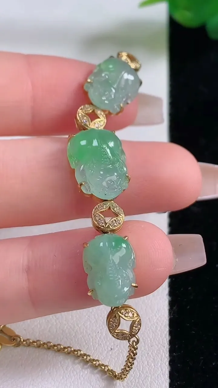 天然A货翡翠貔貅手链，尺寸13-9.7-5，重量:5.68g
12月6日