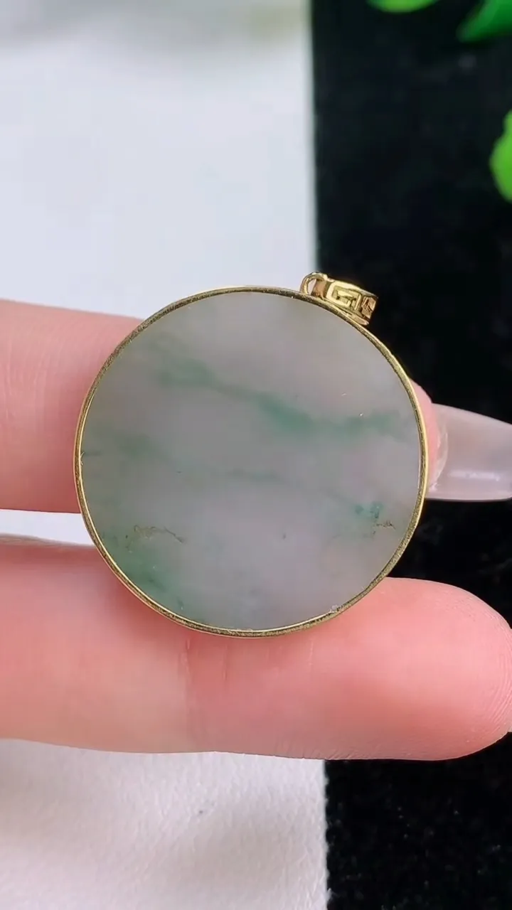 天然A货翡翠无事牌吊坠，尺寸26-2.8，重:4.86g
12月6日