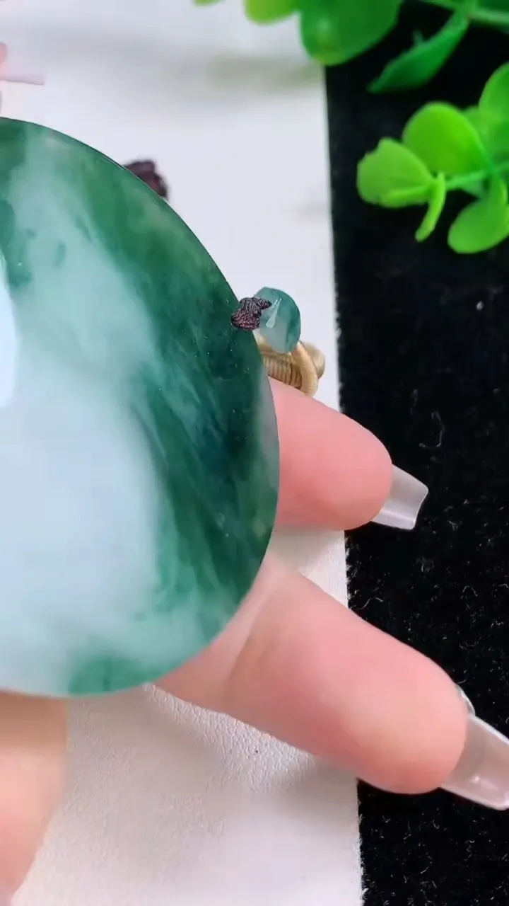 天然A货翡翠 飘花山水牌吊坠，尺寸54-6，重:41.40g
12月6日