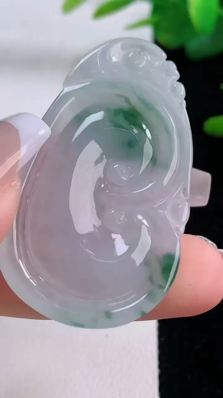 天然A货翡翠冰种飘花如意吊坠，尺寸46-28-5.6，重量:10.78g
12月6日