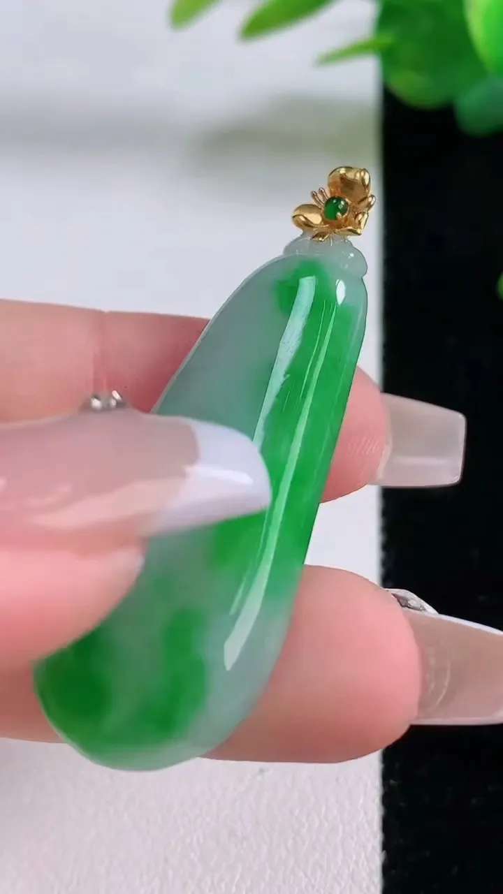 天然A货翡翠福瓜吊坠，尺寸40.4-17.7-6.3，重量:9.62g
12月6日