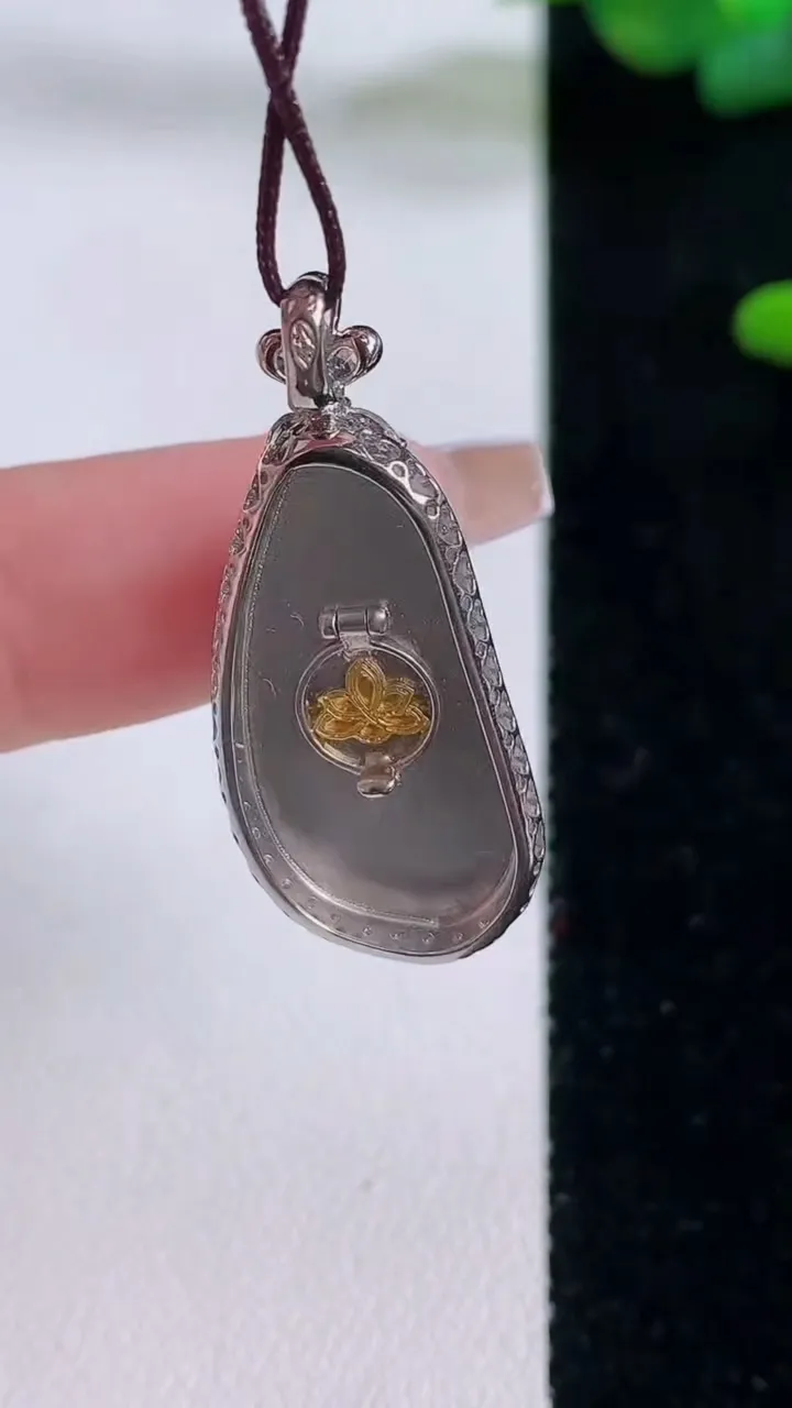 天然A货翡翠福豆吊坠，尺寸33-14.3-7.6，裸石25-12重量:4.52g
12月6日