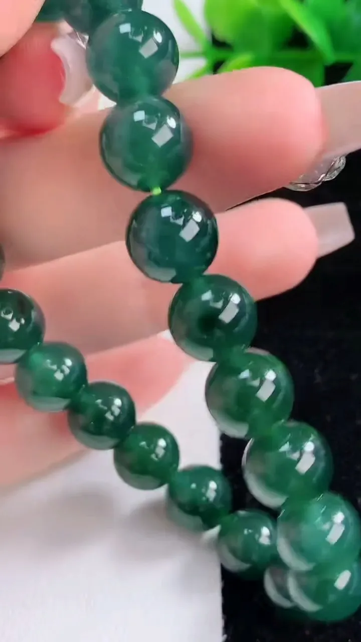 天然A货翡翠圆珠手串，尺寸9.6-21颗，重量:34.38g12月6日
工厂直销收藏佳品,种好水足，色泽均匀，有种有色，上手高大气！