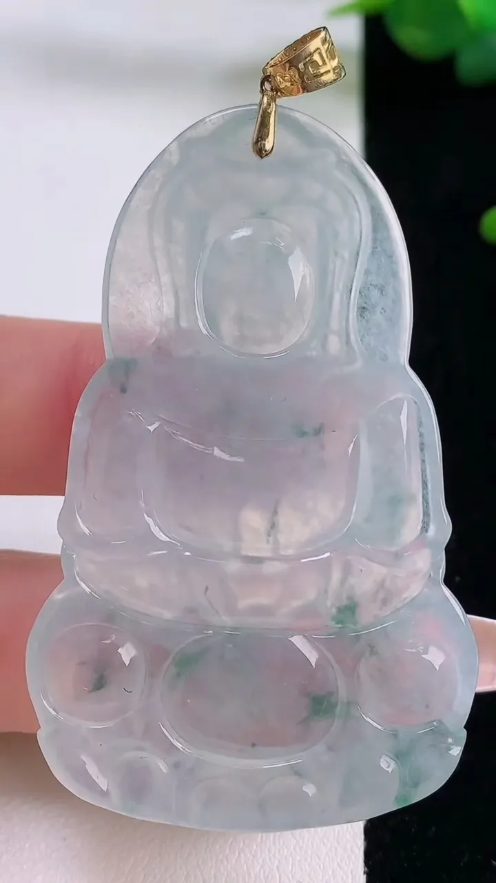 天然A货翡翠种飘花观音菩萨吊坠，尺寸59.4-37.4-4.8，重量:18.96g
12月6日