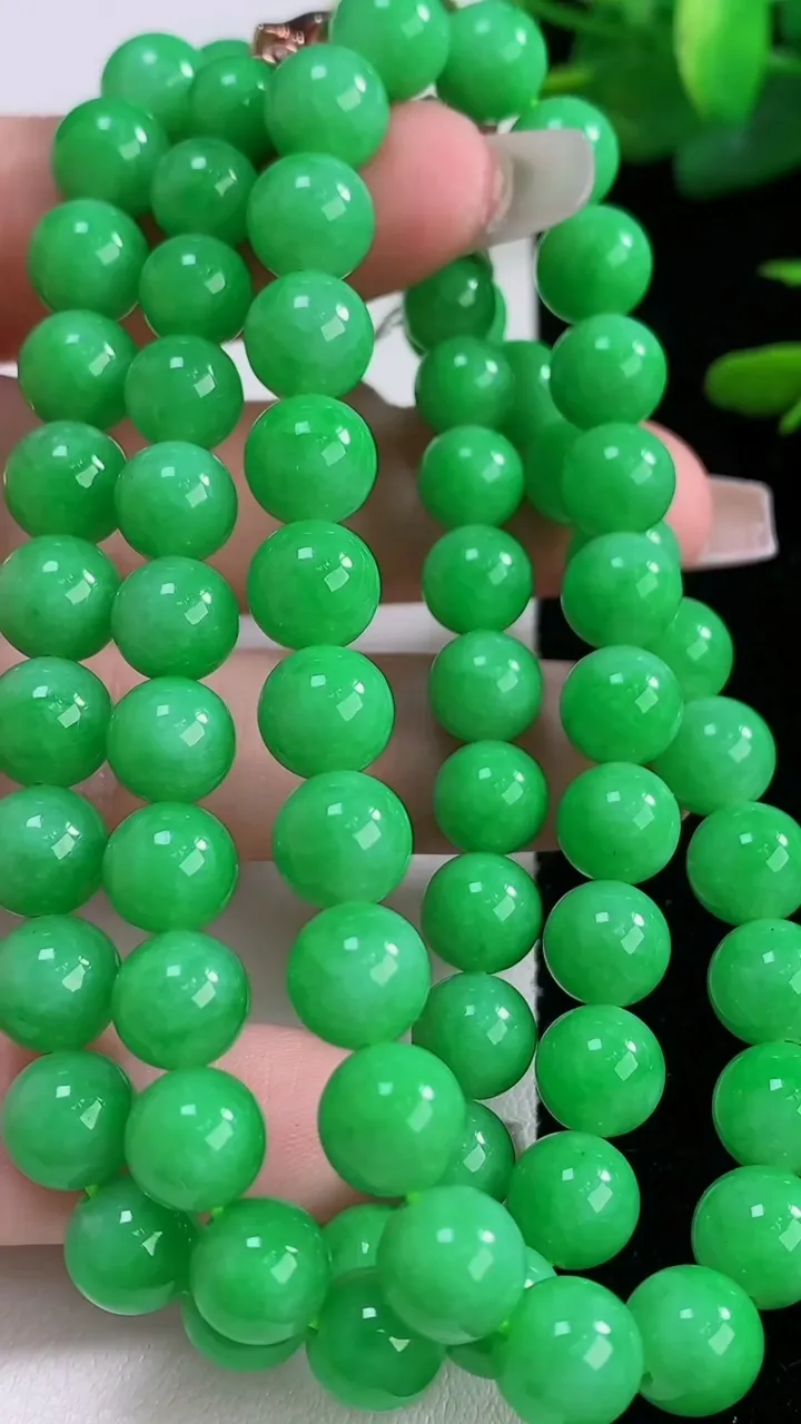 天然A货翡翠圆珠项链，尺寸8.1-72颗，重量:63.67g12月6日
工厂直销收藏佳品,种好水足，色泽均匀，有种有色，上手高大气！
