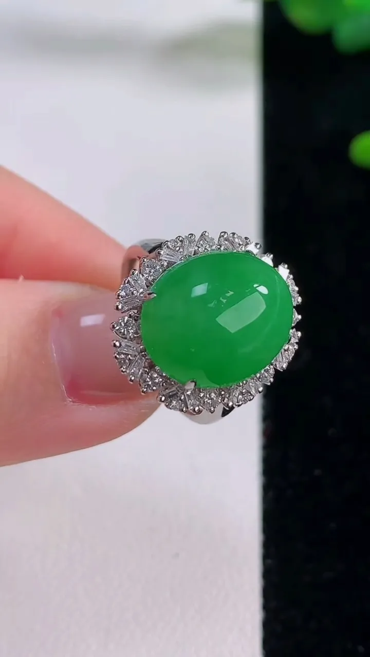 天然A货翡翠蛋面戒指，尺寸17-13.8-11.4-9.7，重量:4.51g2025年12月6日
工厂直销收藏佳品,种好水足，色泽均匀，有种有色，上手高大气！