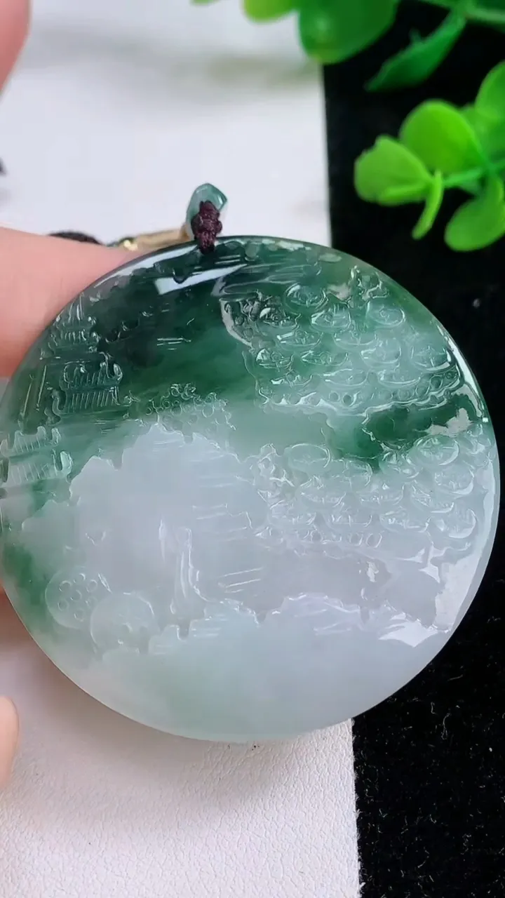 天然A货翡翠 飘花山水牌吊坠，尺寸54-6，重:41.40g
12月6日